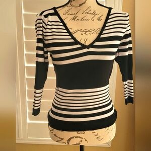 NEW YORK & COMPANY STRIPPED LONG SLEEVE TOP